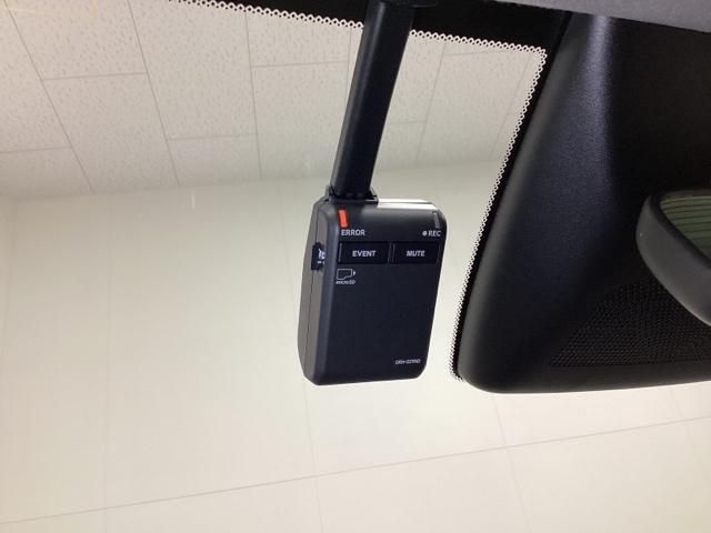 フィット ｅ：ＨＥＶホーム　中古スタッドレスタイヤ、純正メモリーナビ、ドライブレコーダー前後装着＋ＥＴＣ付　当社デモカー　前後誤発進抑制機能　クリソナ　助手席エアバッグ　運転席エアバッグ　１オナ　アイドリングストップ　ＵＳＢ接続（18枚目）