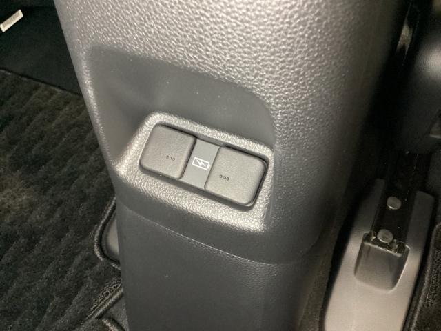 フィット ｅ：ＨＥＶホーム　中古スタッドレスタイヤ、純正メモリーナビ、ドライブレコーダー前後装着＋ＥＴＣ付　当社デモカー　前後誤発進抑制機能　クリソナ　助手席エアバッグ　運転席エアバッグ　１オナ　アイドリングストップ　ＵＳＢ接続（22枚目）