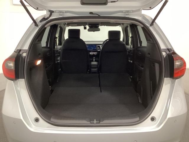 フィット ｅ：ＨＥＶホーム　中古スタッドレスタイヤ、純正メモリーナビ、ドライブレコーダー前後装着＋ＥＴＣ付　当社デモカー　前後誤発進抑制機能　クリソナ　助手席エアバッグ　運転席エアバッグ　１オナ　アイドリングストップ　ＵＳＢ接続（25枚目）