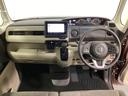車内は光触媒抗菌消臭施工済です。インパネ周りはスタイリッシュなデザインで機能や装備も充実しています。グローブボックスやカップホルダーのほかにトレーなどたくさんの収納スペースが付いています。