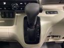 CVT車のセレクトレバーです。低速から高速まで、変速ショックのないスムーズな走りを実現するとともに、エンジン効率のよい領域を維持することで燃費にも貢献します。
