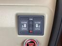 リアドアは乗り降りに便利な両側電動スライドドアです。また運転席に座っていながらスイッチ操作で自在にスライドドアを開け閉めできます。