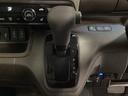 CVT車のセレクトレバーです。低速から高速まで、変速ショックのないスムーズな走りを実現するとともに、エンジン効率のよい領域を維持することで燃費にも貢献します。