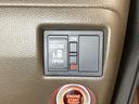 左側電動スライドドアは運転席からでも操作ができるように、ハンドル付近に開閉の操作スイッチが付いています。