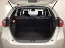 ラゲッジも広く使いやすいトランクは、開口部も広く荷物の積み下ろしもしやすいお車となっております。リアシートの背もたれは6:4の割合で分割して可倒できるので、長いお荷物などを載せることもできます。