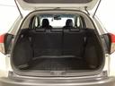 ラゲッジも広く使いやすいトランクは、開口部も広く荷物の積み下ろしもしやすいお車となっております。リアシートの背もたれは6:4の割合で分割して可倒できるので、長いお荷物などを載せることもできます。
