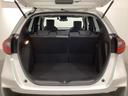 ラゲッジも広く使いやすいトランクは、開口部も広く荷物の積み下ろしもしやすいお車となっております。リアシートの背もたれは6:4の割合で分割して可倒できるので、長いお荷物などを載せることもできます。