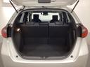 ラゲッジも広く使いやすいトランクは、開口部も広く荷物の積み下ろしもしやすいお車となっております。リアシートの背もたれは6:4の割合で分割して可倒できるので、長いお荷物などを載せることもできます。