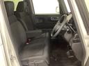 女性でも運転がしやすいように、シートの高さ調整機能(シートリフター)がついています。運転席と助手席の間が空いている為、助手席側への移動がスムーズです。交通量の多い道でも助手席側から乗り降りができます。