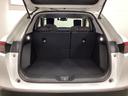 ラゲッジも広く使いやすいトランクは、開口部も広く荷物の積み下ろしもしやすいお車となっております。リアシートの背もたれは6:4の割合で分割して可倒できるので、長いお荷物などを載せることもできます。