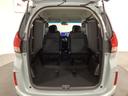 ３列目シートを跳ね上げて、２列目シートを最前までスライドさせれば広い荷物スペースが出現します。床面は段差も少なく荷物の出し入れもしやすくなっています。