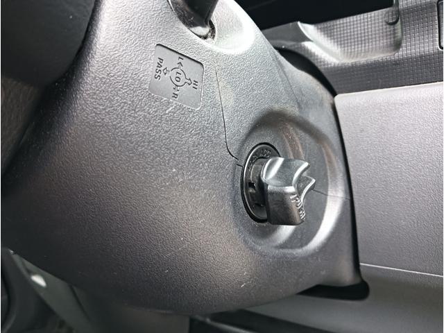 キーフリーシステムですので鍵を刺さなくてもエンジンが掛けれます。