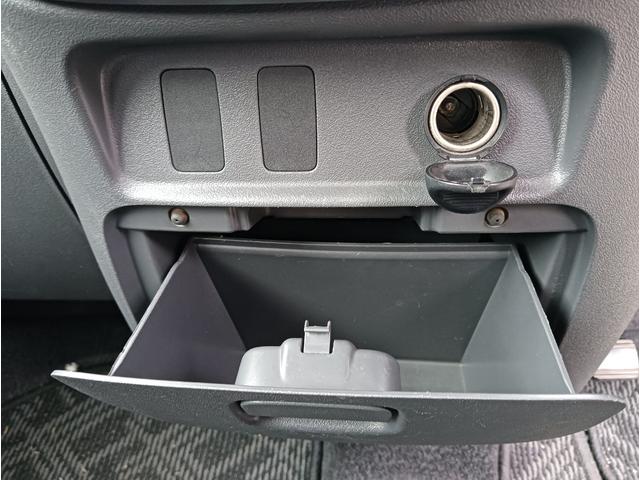 シガーソケットや小物入れも充実しています。