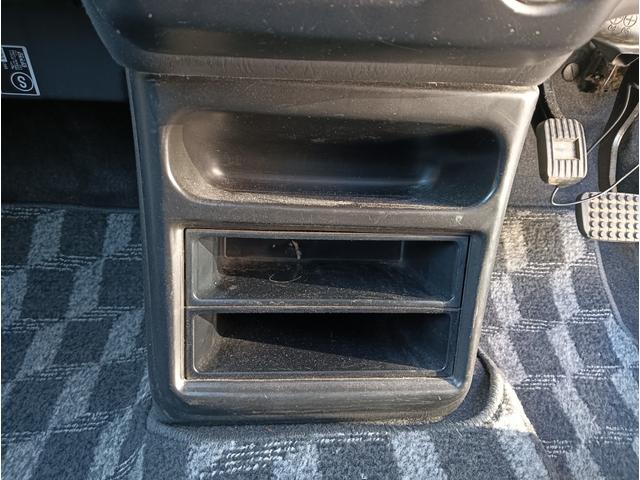 ムーヴ カスタムＬ　車検令和８年１２月１９日　後期モデル　４ＷＤ　禁煙車　ナビ　テレビ　純正オプション天井スピーカー　エンジンスターター　１３インチアルミ　キーレス　４ＡＴ　エアコン　パワステ　チップアップシート（25枚目）