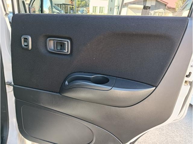 ムーヴ カスタムＬ　車検令和８年１２月１９日　後期モデル　４ＷＤ　禁煙車　ナビ　テレビ　純正オプション天井スピーカー　エンジンスターター　１３インチアルミ　キーレス　４ＡＴ　エアコン　パワステ　チップアップシート（37枚目）