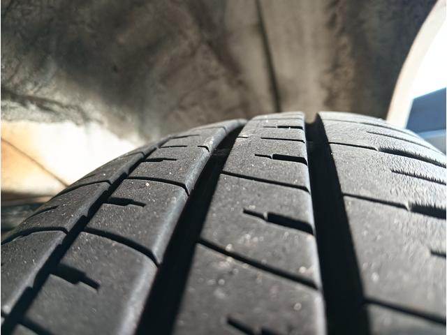 ムーヴ カスタムＬ　車検令和８年１２月１９日　後期モデル　４ＷＤ　禁煙車　ナビ　テレビ　純正オプション天井スピーカー　エンジンスターター　１３インチアルミ　キーレス　４ＡＴ　エアコン　パワステ　チップアップシート（50枚目）