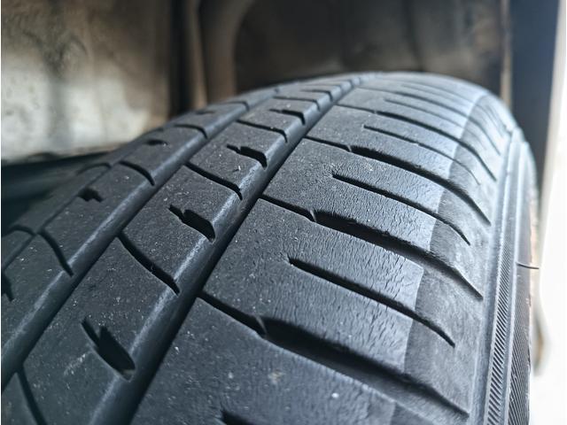 ムーヴ カスタムＬ　車検令和８年１２月１９日　後期モデル　４ＷＤ　禁煙車　ナビ　テレビ　純正オプション天井スピーカー　エンジンスターター　１３インチアルミ　キーレス　４ＡＴ　エアコン　パワステ　チップアップシート（52枚目）