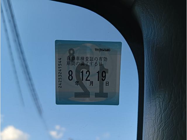 ムーヴ カスタムＬ　車検令和８年１２月１９日　後期モデル　４ＷＤ　禁煙車　ナビ　テレビ　純正オプション天井スピーカー　エンジンスターター　１３インチアルミ　キーレス　４ＡＴ　エアコン　パワステ　チップアップシート（79枚目）