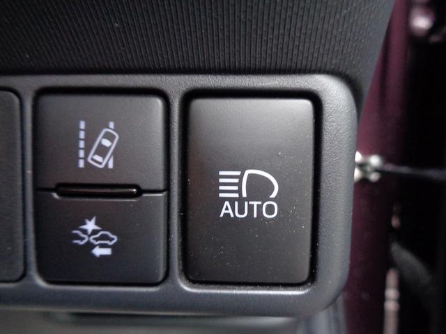 対向車のヘッドランプなど前方の明るさを検知し、ハイビームとロービームを手ををわずらわせることなく自動で切替。先行車や対向車などがいない時にはハイビームにし、遠くまで見通しを確保。安心感を高めます。
