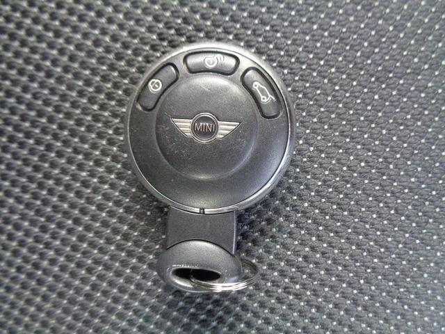 ＭＩＮＩ ワン　クロスオーバー　車検整備付　ＨＤＤナビ地デジＴＶ　ＣＤ　ＤＶＤ　ブル－トゥ－ス　スマ－トキ－プッシュスタート　横滑り防止　ＥＴＣ　バックフォグ　純正アルミ　電格ドアミラ－　正規ディーラー車　ワンオーナー（25枚目）