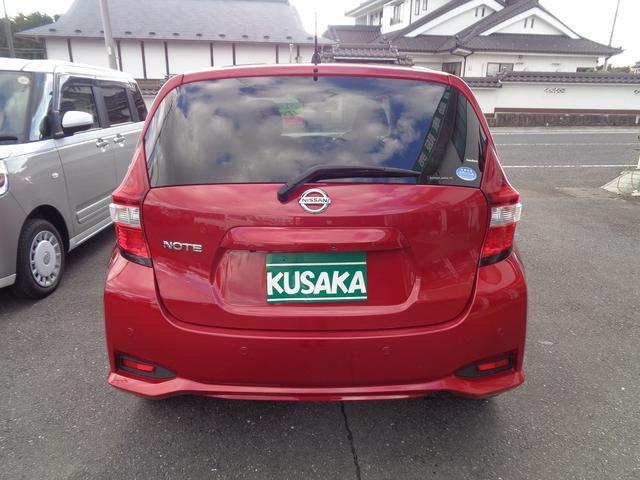 ノート Ｘ　ＦＯＵＲ　切替４ＷＤ　助手席電動スライドアップシ－ト　車検整備付　　衝突軽減ブレーキ　前後誤発進抑制　アラウンドビューモニター　スマ－トキ－Ｐスタ－ト　横滑防止　フルオ－トＡＣ　オ－トライト　コ－ナ－センサ－（6枚目）