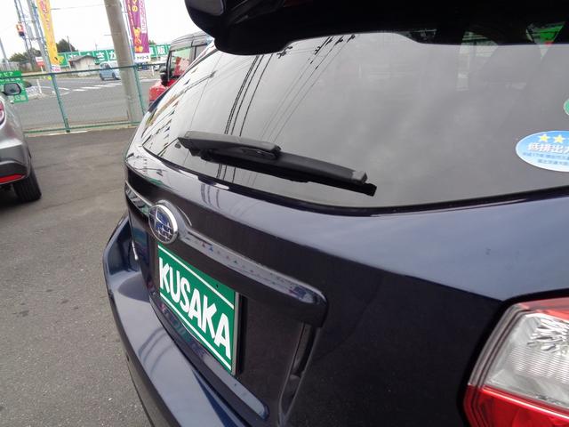 雨の日のバック時に、後方視界を確保します