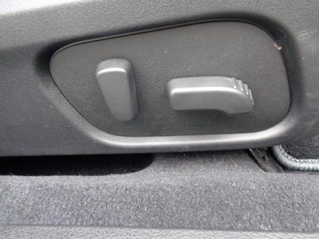 電動でシートの位置調整を行います。スイッチで操作を行い、きめ細かい調整ができます。