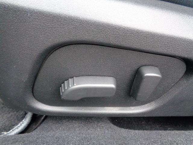 助手席側も電動でシートの位置調整を行います。スイッチで操作を行い、きめ細かい調整ができます。