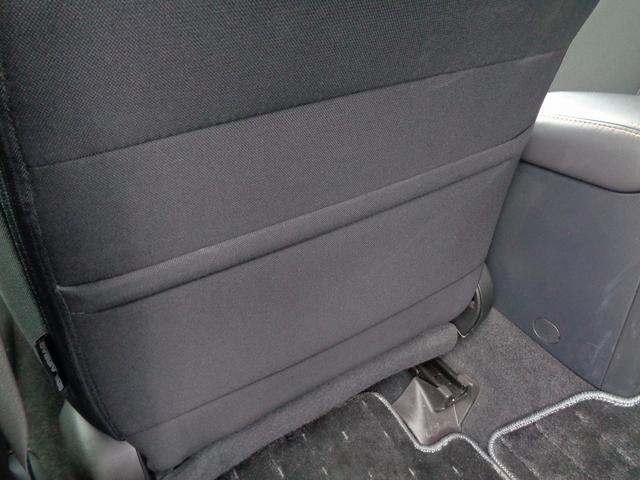 シートバックにはポケットもあります