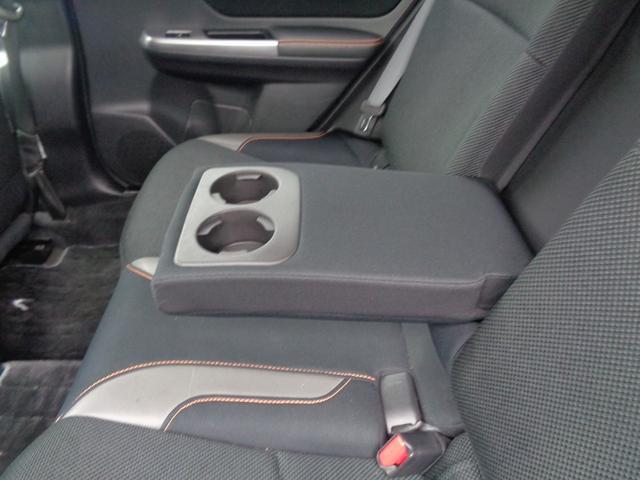 ロングドライブに活躍するアームレスト。リアシートをより快適にします。使用しない時は背もたれ部に格納できるシート一体型です。