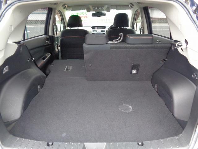 リアシートは左右、別々に倒せます