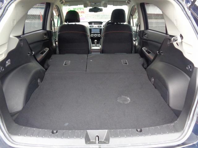 リアシートを倒すと広い荷室になります