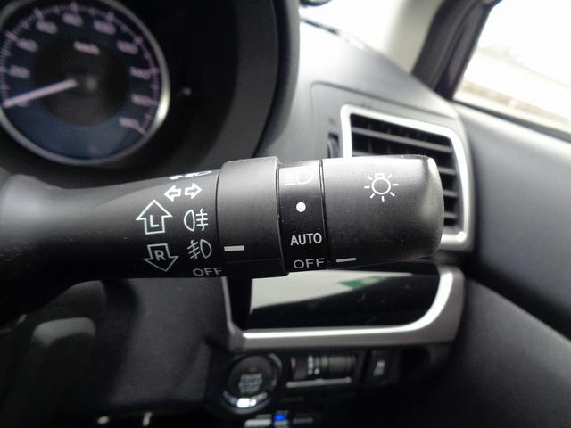 車外の明るさに応じて自動的にヘッドランプなどを点灯、消灯。夕暮れ時やトンネルなど役立ちます