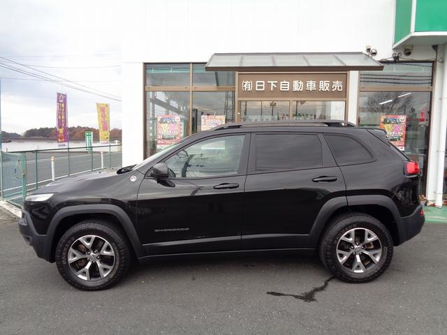 ジープ・チェロキー トレイルホーク　車検整備付　４ＷＤ　衝突軽減ブレーキ　純正メモリーナビ地デジＴＶ　バックカメラ　ハ－フレザ－シ－ト（4枚目）