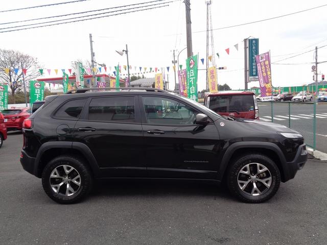 ジープ・チェロキー トレイルホーク　車検整備付　４ＷＤ　衝突軽減ブレーキ　純正メモリーナビ地デジＴＶ　バックカメラ　ハ－フレザ－シ－ト（7枚目）