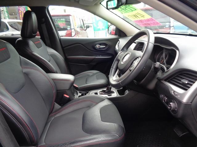 ジープ・チェロキー トレイルホーク　車検整備付　４ＷＤ　衝突軽減ブレーキ　純正メモリーナビ地デジＴＶ　バックカメラ　ハ－フレザ－シ－ト（17枚目）