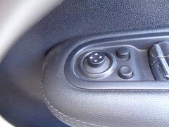車内からドアミラーの角度調整や開閉ができます 5