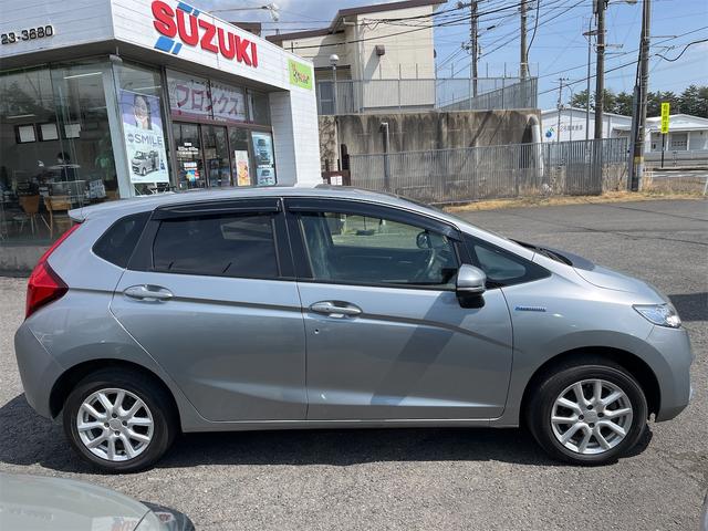 フィットハイブリッド Lパッケージ 4WD ハイブリット Lパッケージ アイドリングストップ キーレスエントリー スマートキー プッシュスタート ナビ ETC フロントドライブレコーダー バックカメラ(5枚目)