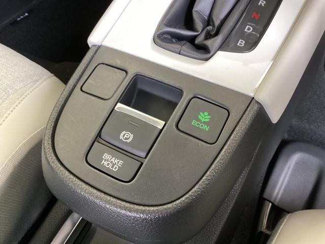 フィット ｅ：ＨＥＶホーム　光触媒抗菌消臭施工済　障害物センサー　ドラレコ前後　ナビ　ＥＴＣ　Ｃセンサー　リヤカメラ　サイドＳＲＳ　ＬＥＤヘッドランプ　スマートキー　クルーズコントロール　パワーウインドウ　ＥＳＣ　ＥＣＯＮ（9枚目）