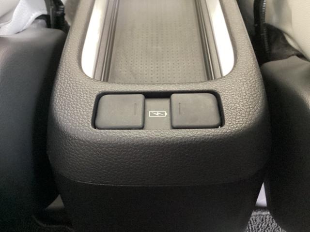 フィット ｅ：ＨＥＶホーム　光触媒抗菌消臭施工済　障害物センサー　ドラレコ前後　ナビ　ＥＴＣ　Ｃセンサー　リヤカメラ　サイドＳＲＳ　ＬＥＤヘッドランプ　スマートキー　クルーズコントロール　パワーウインドウ　ＥＳＣ　ＥＣＯＮ（22枚目）
