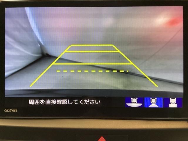 バックでの車庫入れも安心です！　リアカメラが付いているバックモニター付のナビを装備しております。操作線もついており距離感も画面から確認できます。