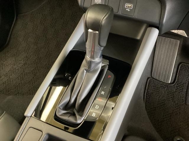 ＣＶＴ車のセレクトレバーです。低速から高速まで、変速ショックのないスムーズな走りを実現するとともに、エンジン効率のよい領域を維持することで燃費にも貢献します。