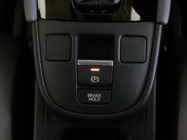 セレクトレバーの下に電子制御パーキングブレーキがあります。スイッチひとつで、停車した地点の傾斜などをシステムが検知・判断してブレーキ力を自動的に最適制御し、しっかり停車できるパーキングシステムです。