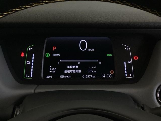 デジタル表示のスピードメーターとタコメーター、燃費やオドメーターなどの表示の他に、ホンダセンシング機能などの表示もできる多機能なマルチインフォメーション・ディスプレイです。