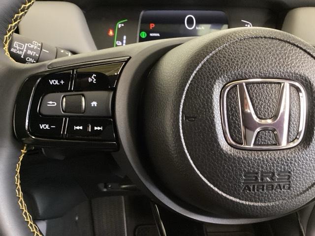 オーディオのチャンネル変更やボリュームなどの操作スイッチの他にレフトセレクターホイールがついています。中央部を指先で上下に動かすことで、マルチインフォメーション・ディスプレイの各表示が確認できます。