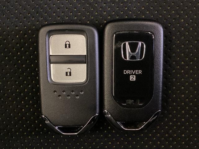 スマートキーを装備しています。鍵を差し込むことなくドアロックの開け閉めと、スタートボタン操作でのエンジンスタートができます。スペアキーも同じものを用意しております。