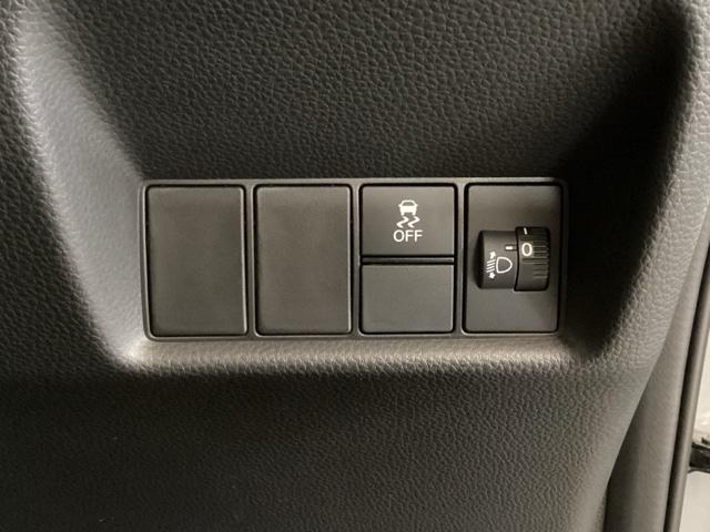 ハンドルの右側にはヘッドライトレベライザーとＶＳＡ（ＡＢＳ＋ＴＣＳ＋横滑り抑制）の解除スイッチがついています。ヘッドライトレベライザーは道路状況や積荷の加重に応じてライトの高さを調節できます。