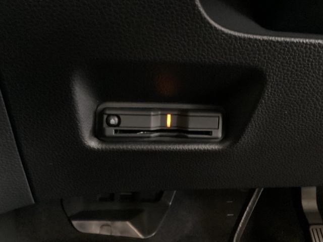 ハンドルの左下にＥＴＣがついています。高速道路の料金所の通過も楽々です。　カードの取り出しもしやすい場所についています。