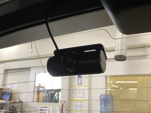 後方にもドライブレコーダーのカメラが付いています。前後両方でお車の周りを監視・記録いたします。