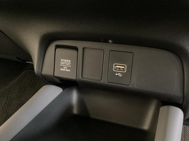 アクセサリーソケットはＵＳＢのアダプターなどをつければ、スマホの充電にも使えます。横にはナビゲーション用の外部入力可能なＵＳＢ端子がついており、周辺には物が置けるトレーがついています。